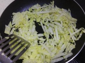 白菜叶稍微煸炒，备用