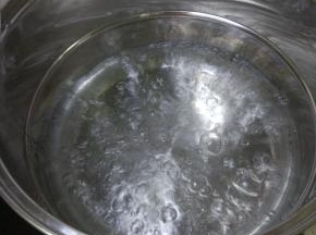 锅内放水烧开加入白菜叶