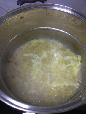 再次烧开，调整小火，放入蛋液