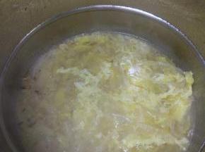 再次烧开，调整小火，放入蛋液