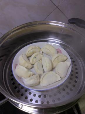 锅内放水烧开，水饺放入盘内，放入蒸笼