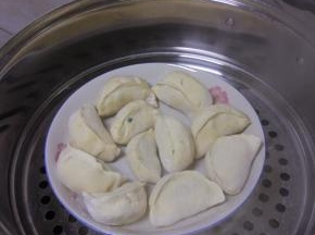 锅内放水烧开，水饺放入盘内，放入蒸笼