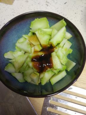 切薄片，放入适量的耗油，盐