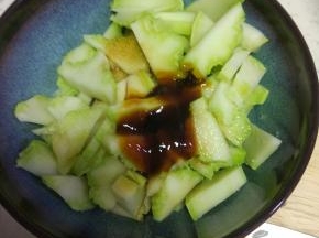 切薄片，放入适量的耗油，盐