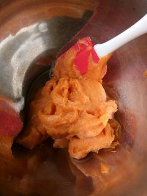 红薯加糖加牛奶，放微波炉高火5分钟，取出用料理机打成泥，取200g
备用