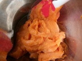 红薯加糖加牛奶，放微波炉高火5分钟，取出用料理机打成泥，取200g
备用