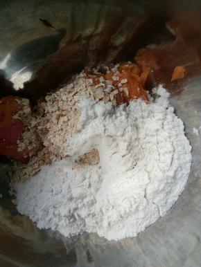 倒入燕麦，和糯米粉，拌匀成团