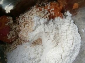 倒入燕麦，和糯米粉，拌匀成团