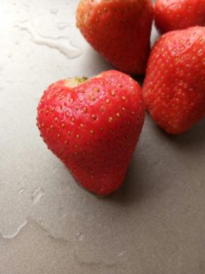 草莓，洗净，沥干水分
