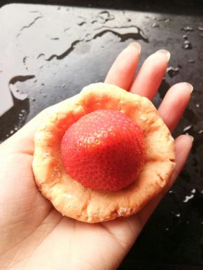 取一团，45g重，压扁，放入草莓，用虎口慢慢收好