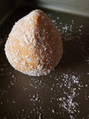 沾上椰蓉，烤箱预热上下火150度