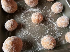 整形好其余的，也可以直接搓小球，放入烤箱，150度25分钟