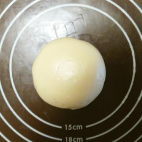 揉成光滑面团，盖上保鲜膜，再盖上湿毛巾，松弛20分钟