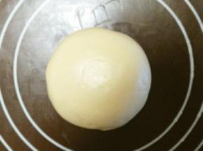 揉成光滑面团，盖上保鲜膜，再盖上湿毛巾，松弛20分钟