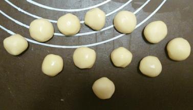 所有油酥材料混合均匀，分成12份