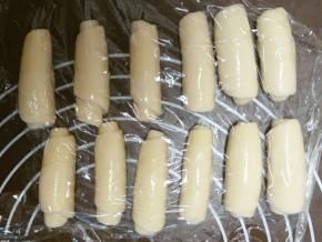 松弛好后，再次用擀面杖擀成牛舌状，卷起，继续盖上保鲜膜和湿毛巾，松弛15分钟