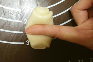 用手指按压中间部分，两边向中间按平成圆形