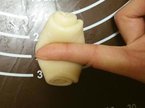 用手指按压中间部分，两边向中间按平成圆形