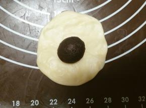 放上一颗13g的红豆沙，收口
