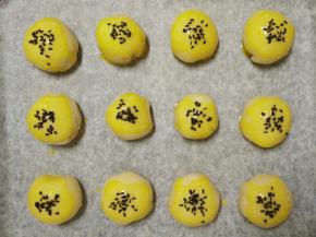 刷上蛋黄液，撒黑芝麻，180度35分钟，烤好后等10分钟再取出