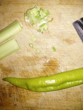 把尖椒洗净切成细丝。
