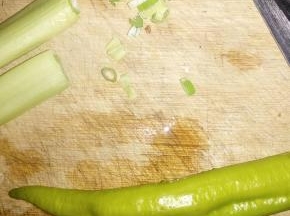 把尖椒洗净切成细丝。