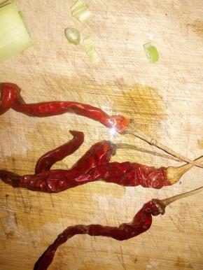 放上几段红辣椒，如果喜欢吃芹菜就放些芹菜，因为小编的老公不吃芹菜，所以小编放点红辣椒。