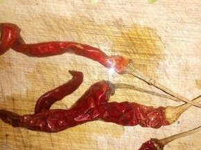 放上几段红辣椒,如果喜欢吃芹菜就放些芹菜,因为小编的老公不吃芹菜,所以小编放点红辣椒。