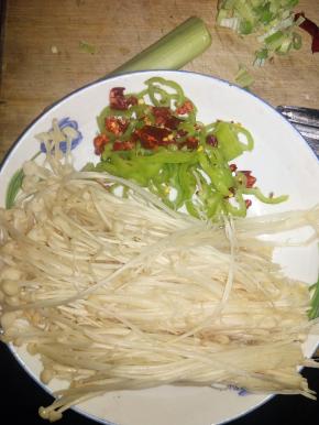 装到盘中备用，等油热放葱花，姜丝爆香后，放入锅中翻妙就可以了。