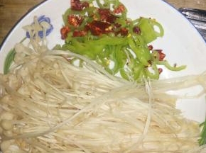 装到盘中备用,等油热放葱花,姜丝爆香后,放入锅中翻妙就可以了。