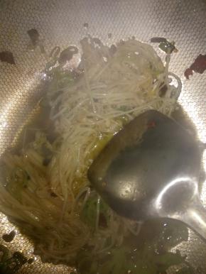 油热爆香葱姜后，把备好的食材放锅中煸妙。