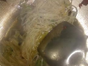 油热爆香葱姜后,把备好的食材放锅中煸妙。