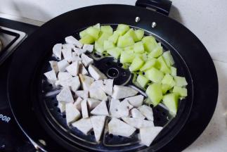 芋头、紫薯蒸熟；