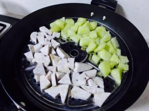 芋头、紫薯蒸熟；