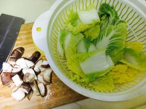 娃娃菜洗净切成小片 香菇切块
