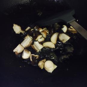 锅里加入少许油，放香菇爆香