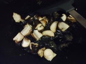 锅里加入少许油，放香菇爆香