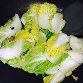 加入娃娃菜翻炒至菜梗变软，加入少许生抽、盐