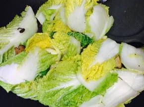 加入娃娃菜翻炒至菜梗变软，加入少许生抽、盐