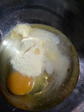 鸡蛋，糖，油，豆粉，水，加入干净的盆子里