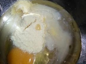 鸡蛋，糖，油，豆粉，水，加入干净的盆子里