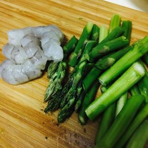 虾仁用牙签挑出虾线，芦笋根部比较老的地方削皮否则影响口感