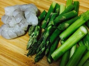 虾仁用牙签挑出虾线，芦笋根部比较老的地方削皮否则影响口感