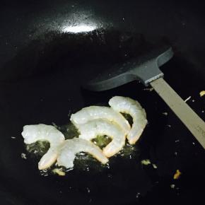 油锅加热，放入虾仁炒至虾肉变红