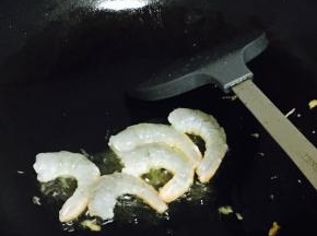 油锅加热，放入虾仁炒至虾肉变红