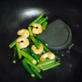 倒入芦笋，炒2分钟，加适量盐。芦笋的清甜和虾仁的鲜美的结合，口感非常好~