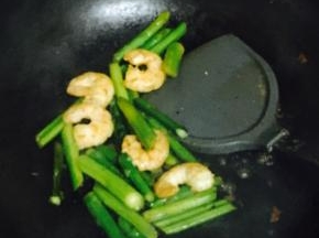 倒入芦笋，炒2分钟，加适量盐。芦笋的清甜和虾仁的鲜美的结合，口感非常好~