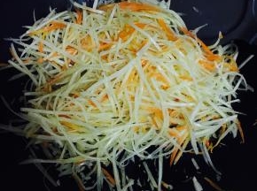 油锅加热，先倒入胡萝卜丝翻炒，再加入土豆丝翻炒