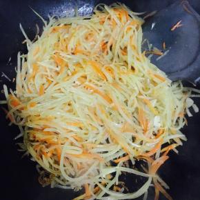 土豆变成金黄色，加入半勺盐，1勺醋即可出锅