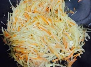 土豆变成金黄色，加入半勺盐，1勺醋即可出锅